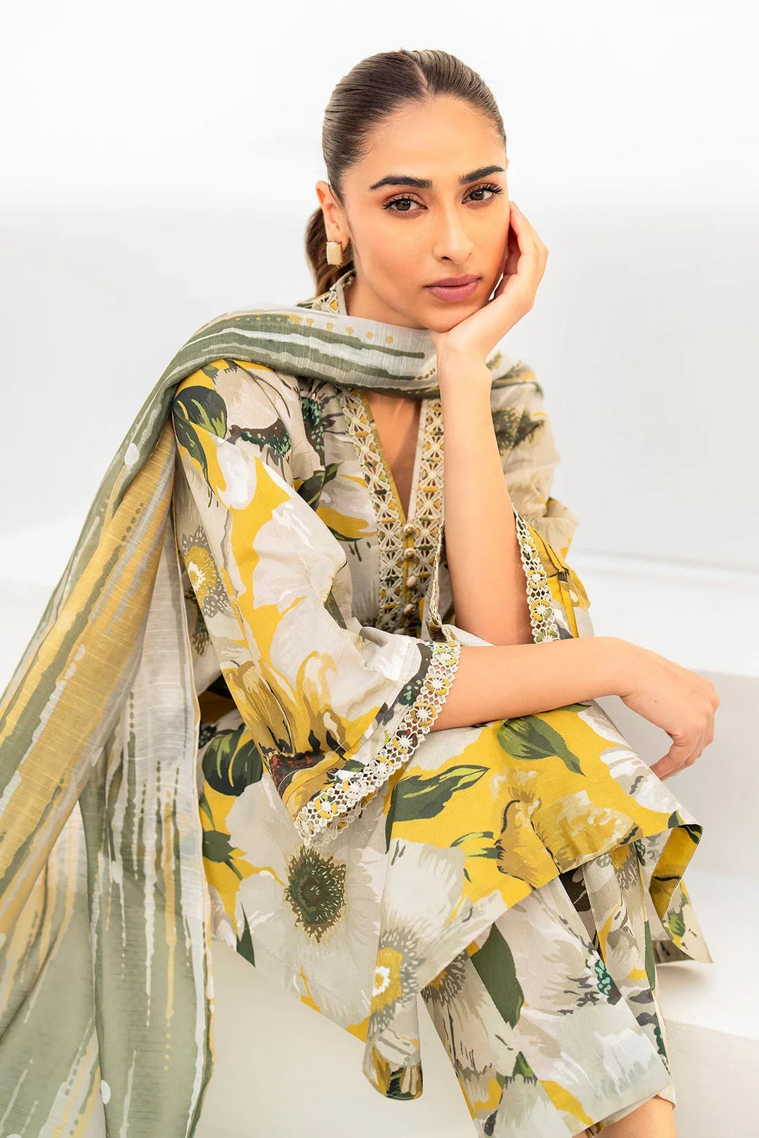 3 Piece - Khaddar Digital Printed Suit with Digital Printed Khaddar Dupatta (Unstitched)