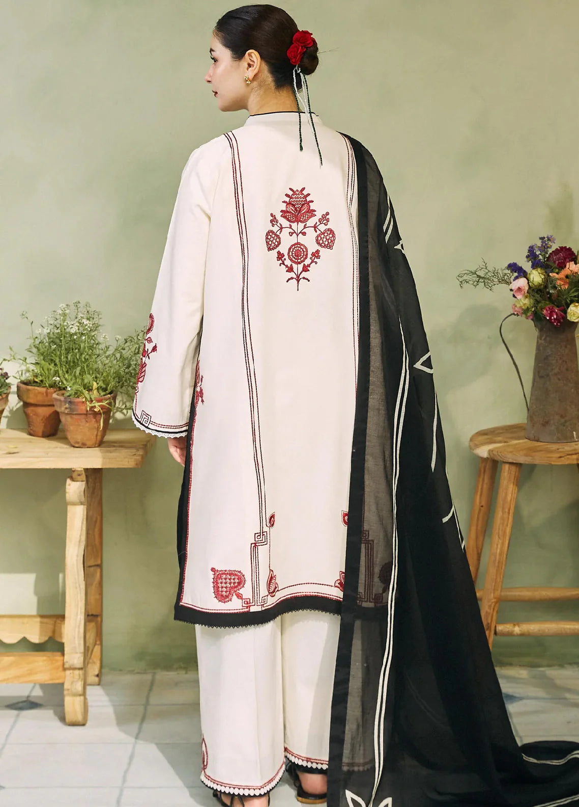 3 Piece - Zara Shahjahan Lawn Embroidered Jacquard Suit with Organza Duppatta (Unstitched)