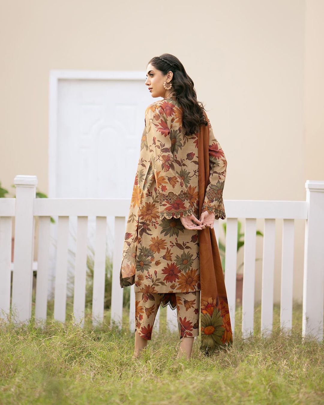 3 Piece - Khaddar Digital Printed Suit with Digital Printed Khaddar Dupatta (Unstitched)
